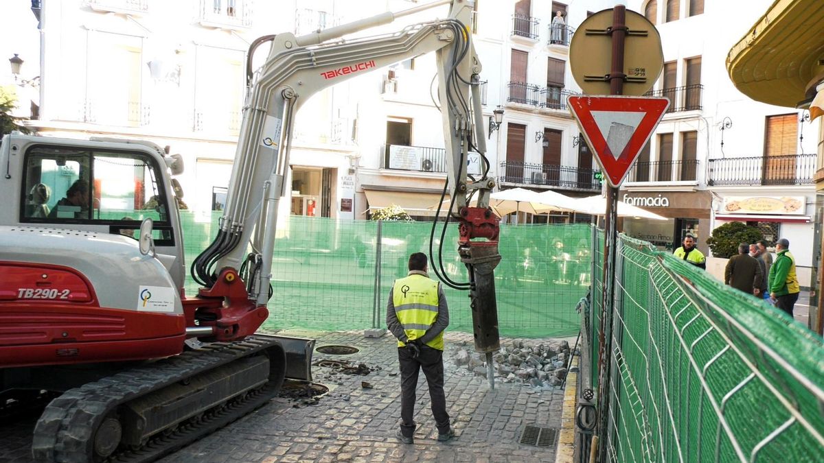Obras en la calle Río de Priego de Córdoba.