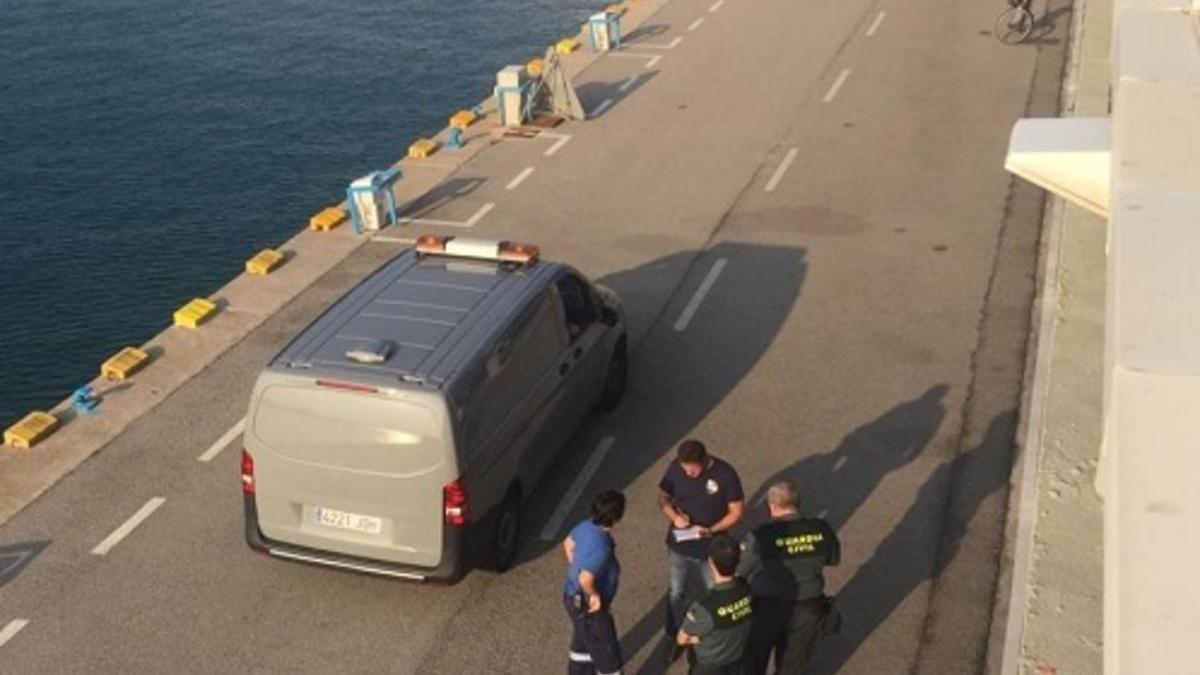 Vehículo de la Guardia Civil en el Puerto de Mataró.