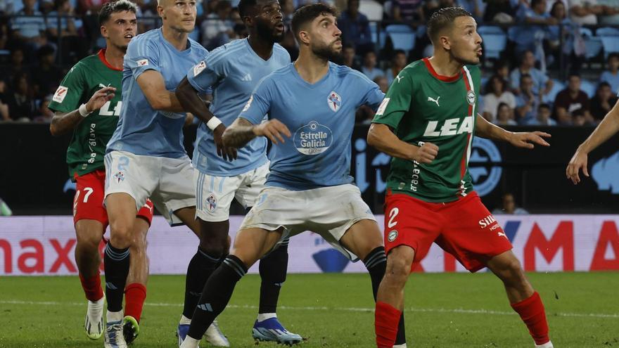 Starfelt, Bamba y Unai Núñez, 
durante la visita del Alavés a 
Balaídos.   | // RICARDO GROBAS