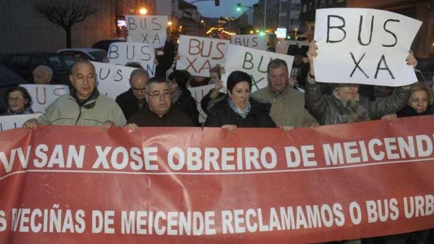 Vecinos afectados por la falta de bus urbano, en una manifestación.