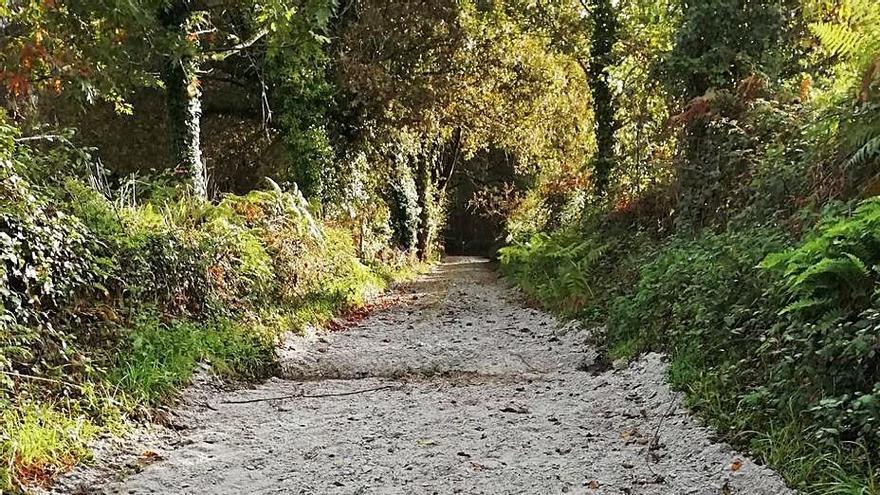 Relleno en el vial de Regoufe y restos de hormigón pintado.
