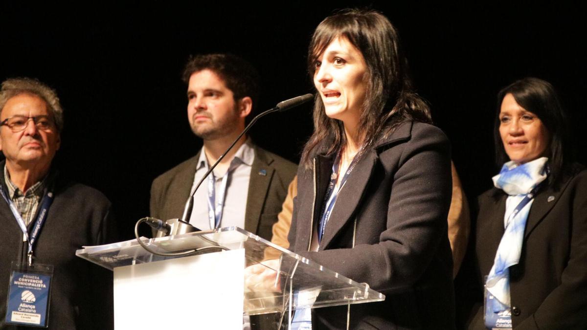 Sílvia Orriols, amb Jordi Aragonès en segon pla, durant una intervenció a Ripoll