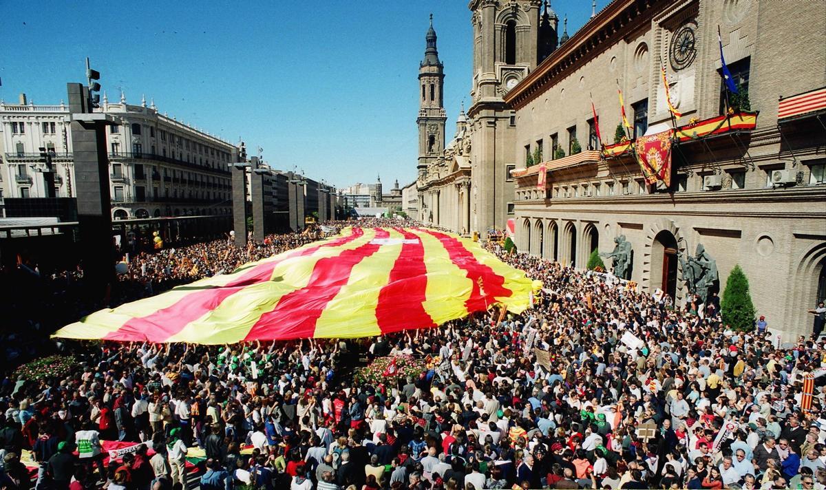 Multitudinaria protesta de rechazo al trasvase del Ebro en la plaza del Pilar de Zaragoza, con decenas de miles de personas, en octubre del año 2000.