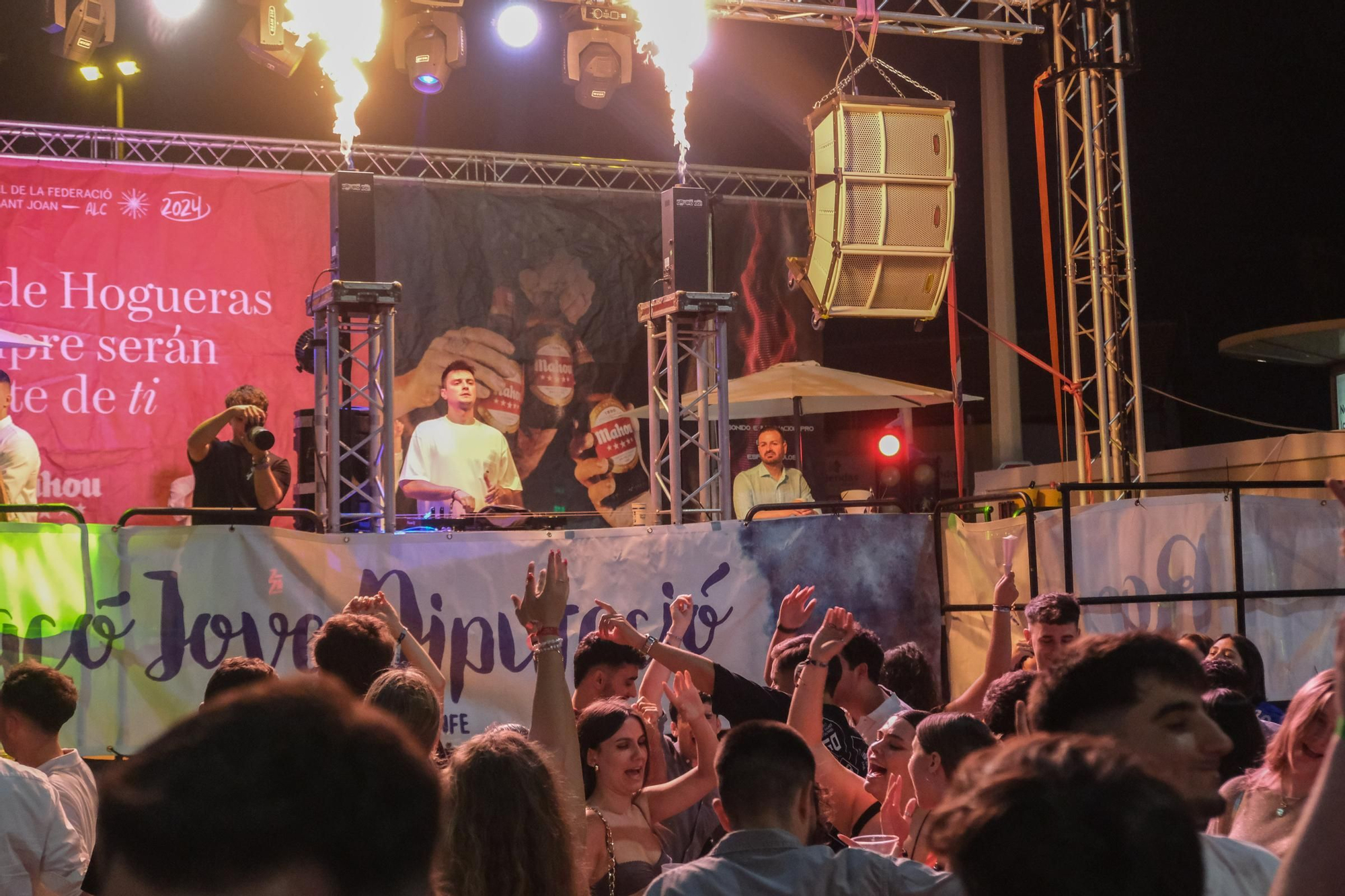 Galería de fotos: así es salir de fiestas en Hogueras de Alicante