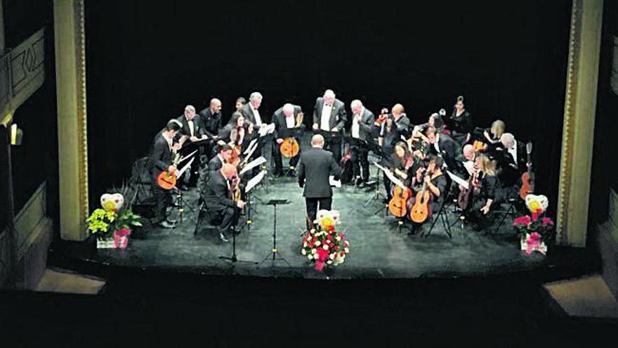 La Lira y La Rondalla honran a santa Cecilia en el Teatro Latorre