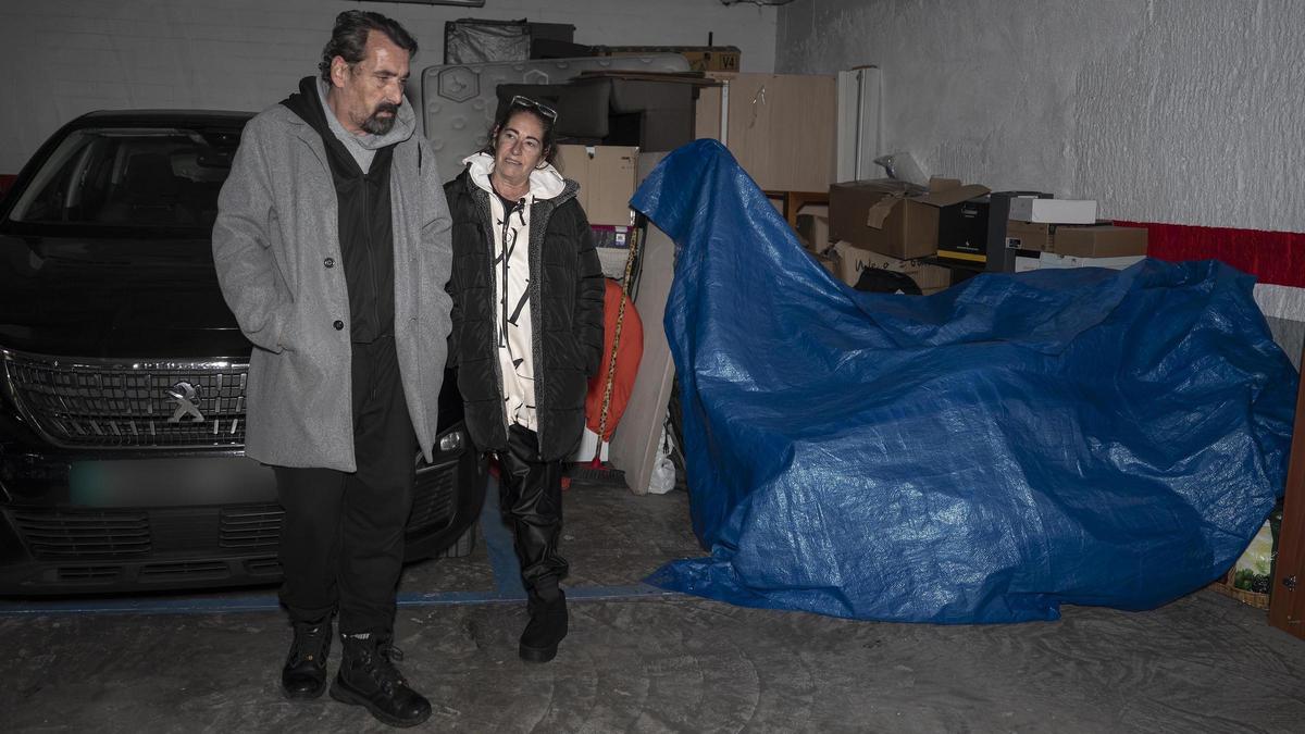José Antonio Roncales y Nuria Márquez, junto a su coche y a sus pertenecias después de ser desahuciados de su piso