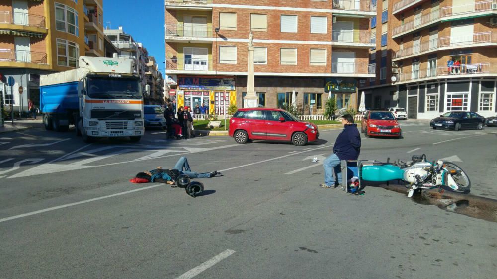 Accidente de entre un motorista y un coche en la zona de la playa del Cura. La conductora de  la moto fue trasladada con un fuerte golpe en las costillas al Hospital Universitario de Torrevieja