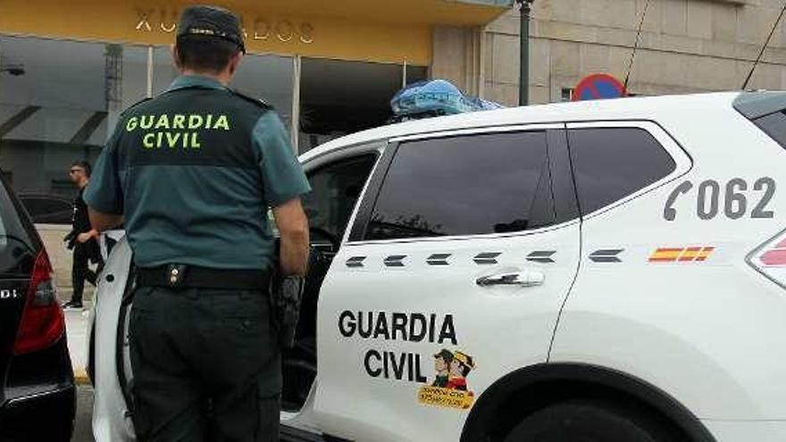 Traslado del detenido al juzgado de Marín.