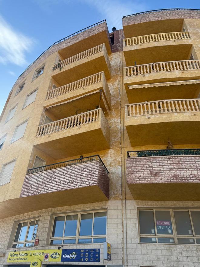 Así está un edificio en Orihuela por las filtraciones de agua de una acequia mal sellada
