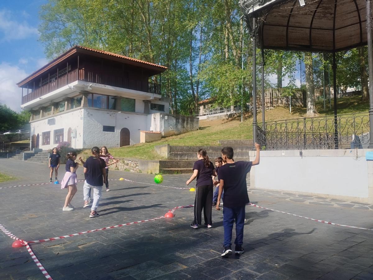 Así fue la jornada de Educación Física en la Calle del colegio Bernardo Gurdiel de Grado