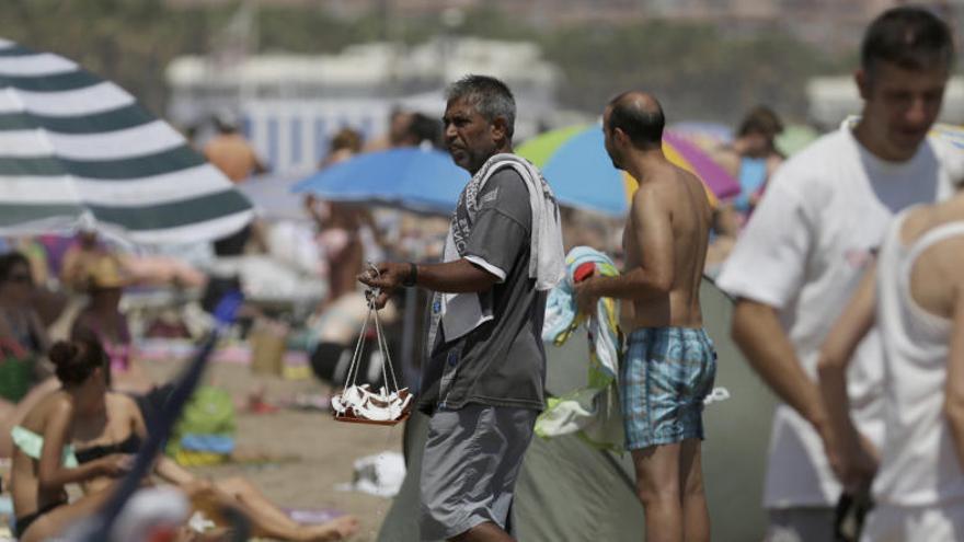 Un vendedor ambulante, en una playa levantina.