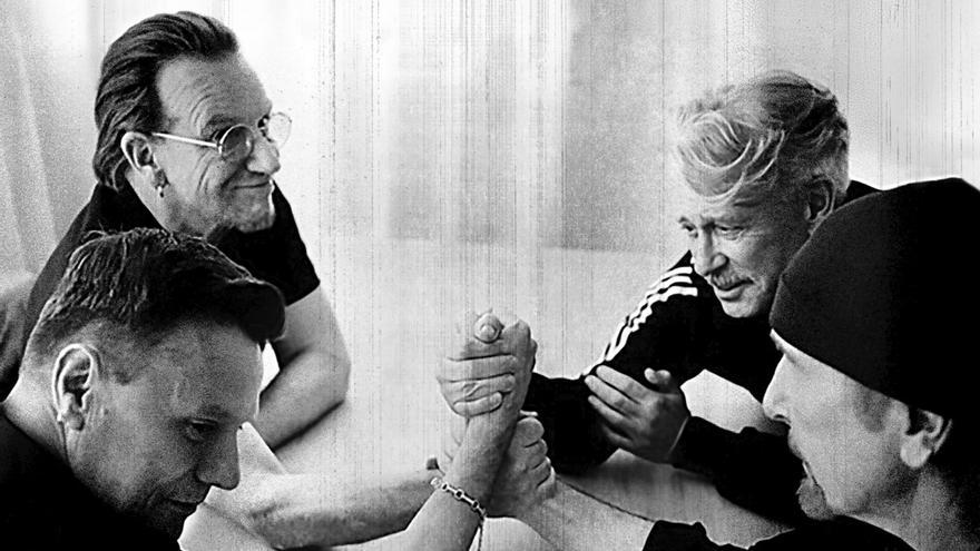 U2 hace examen de conciencia y apunta a su resurrección en 'Easter lily'