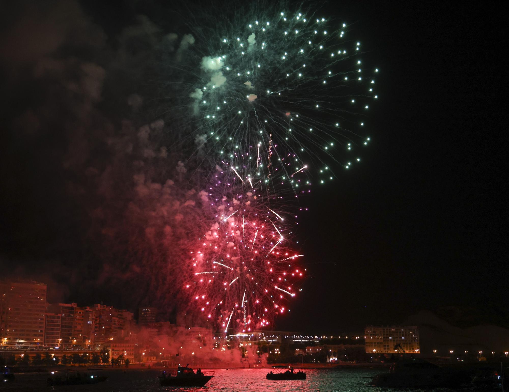 Segundo día de concurso de fuegos artificiales de Alicante en la playa del Cocó