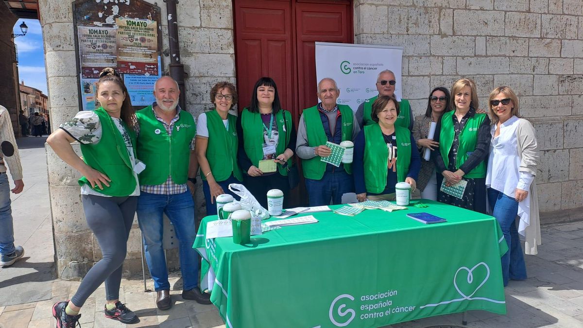 Voluntarios en una de las mesas de la cuestación anual de la AECC en Toro