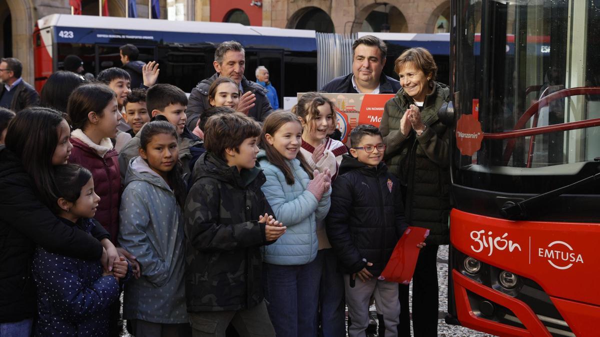 Los tres nuevos autobuses de Emtusa