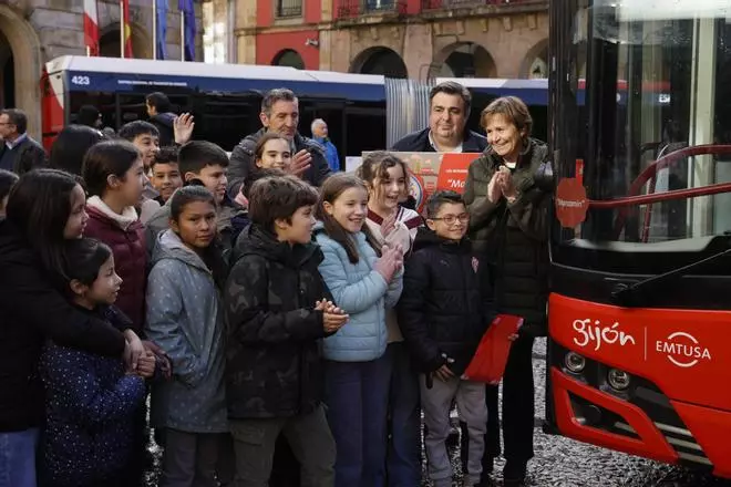 Los tres nuevos autobuses de Emtusa