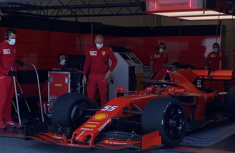 Carlos Sainz y su equipo , durante las pruebas en Paul Ricard