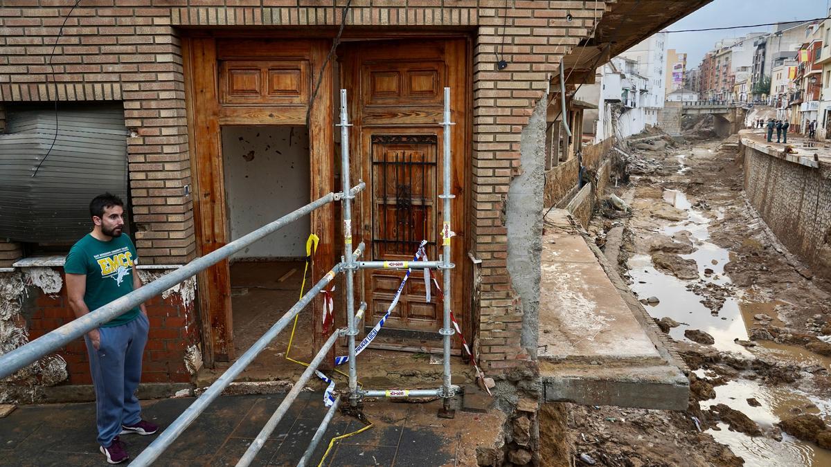 Voluntarios limpian los estragos ocasionados por la DANA, a 4 de noviembre de 2024, en Chiva, Valencia