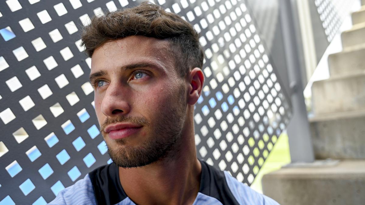 Sant Adrià de Besós. 10.08.2023. Deportes. Entrevista al jugador del RCD Espanyol, javi Puado, en las instalaciones de la ciudad deportiva Dani Jarque. Fotografía de Jordi Cotrina