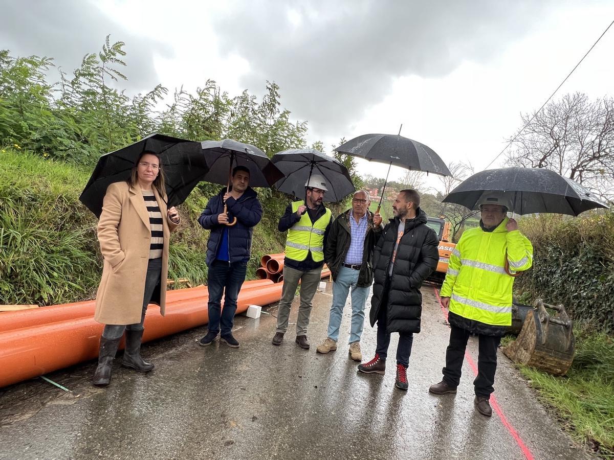 La visita a las obras de la primera fase de saneamiento de Ferrera.