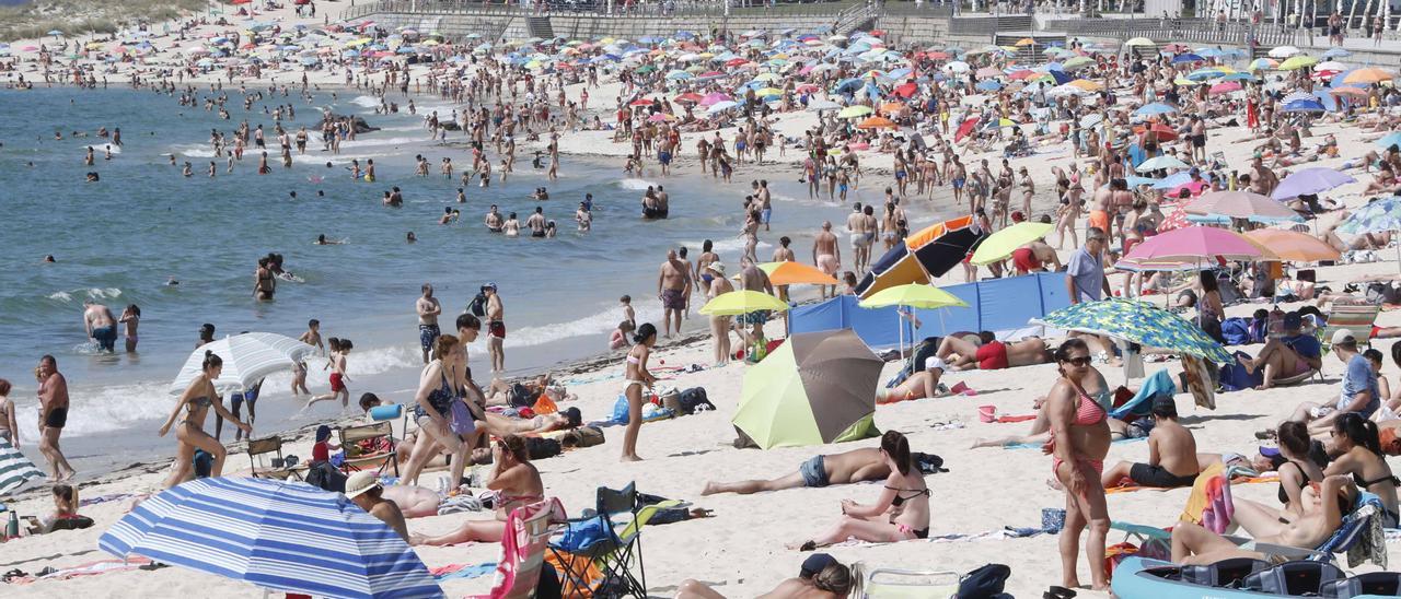 La playa de Samil, ayer hasta la bandera con el buen tiempo.