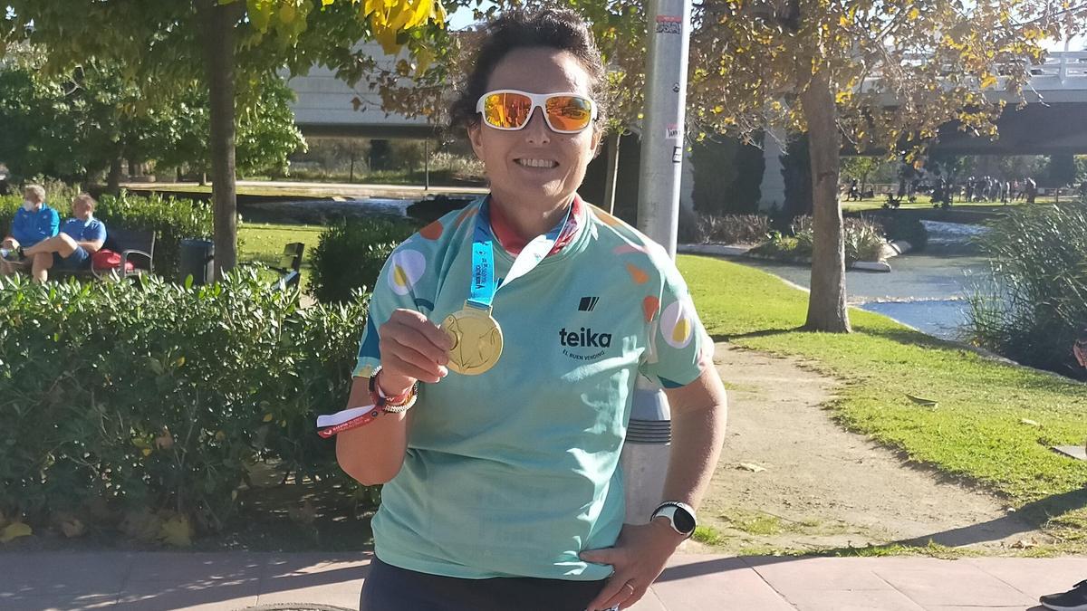 Con la medalla de finisher