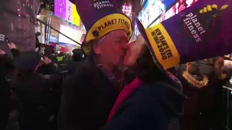 Los besos protagonizan la tradicional celebración del Año Nuevo en Times Square