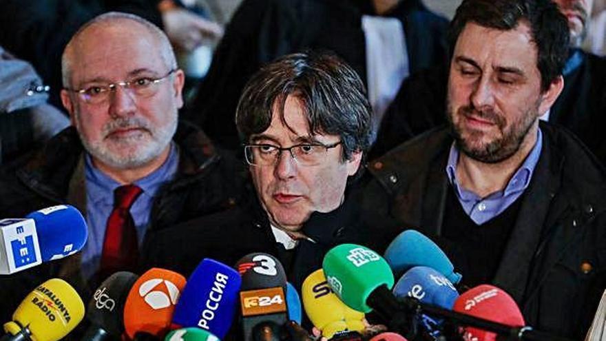 Puigdemont, amb els exconsellers de Cultura Lluís Puig (esquerra) i Salut, Toni Comín, ahir, a Brussel·les.