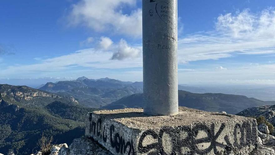 Vandalismo en la montaña mágica de Mallorca: reaparecen las pintadas en la cima del Galatzó