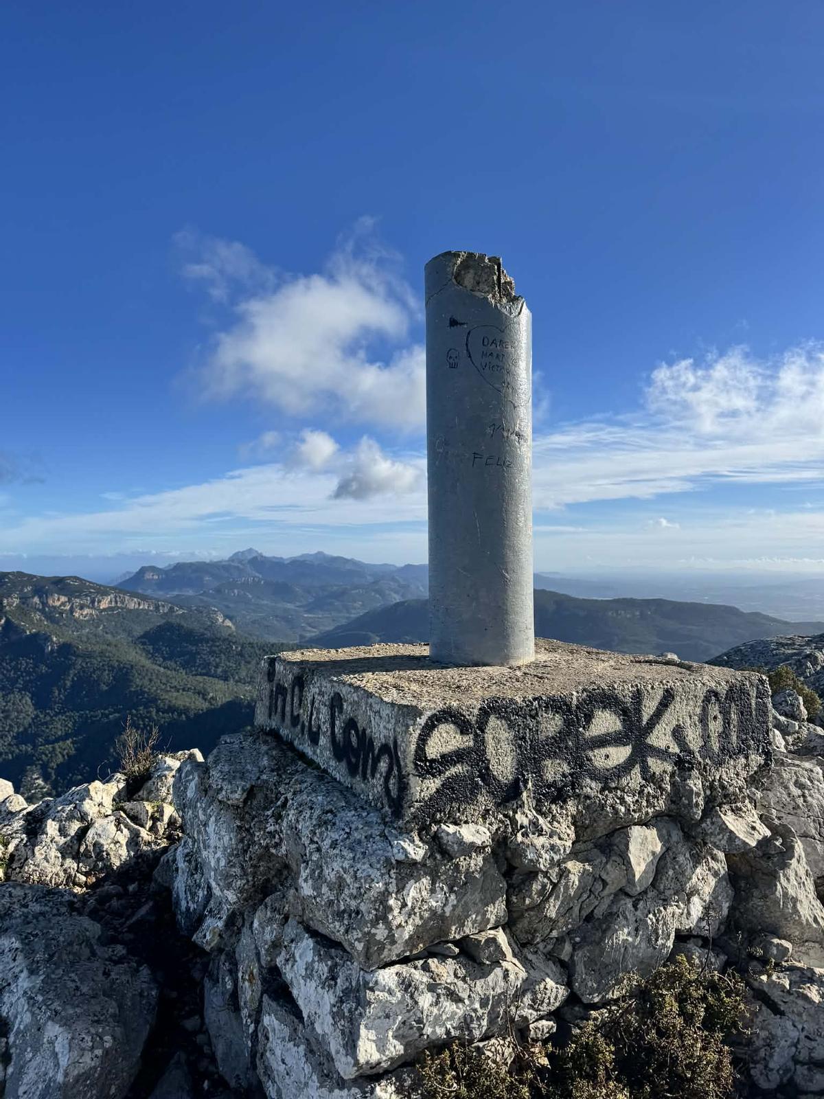 Pintadas en el hito geodésico que hay en la cima del Puig de Galatzó