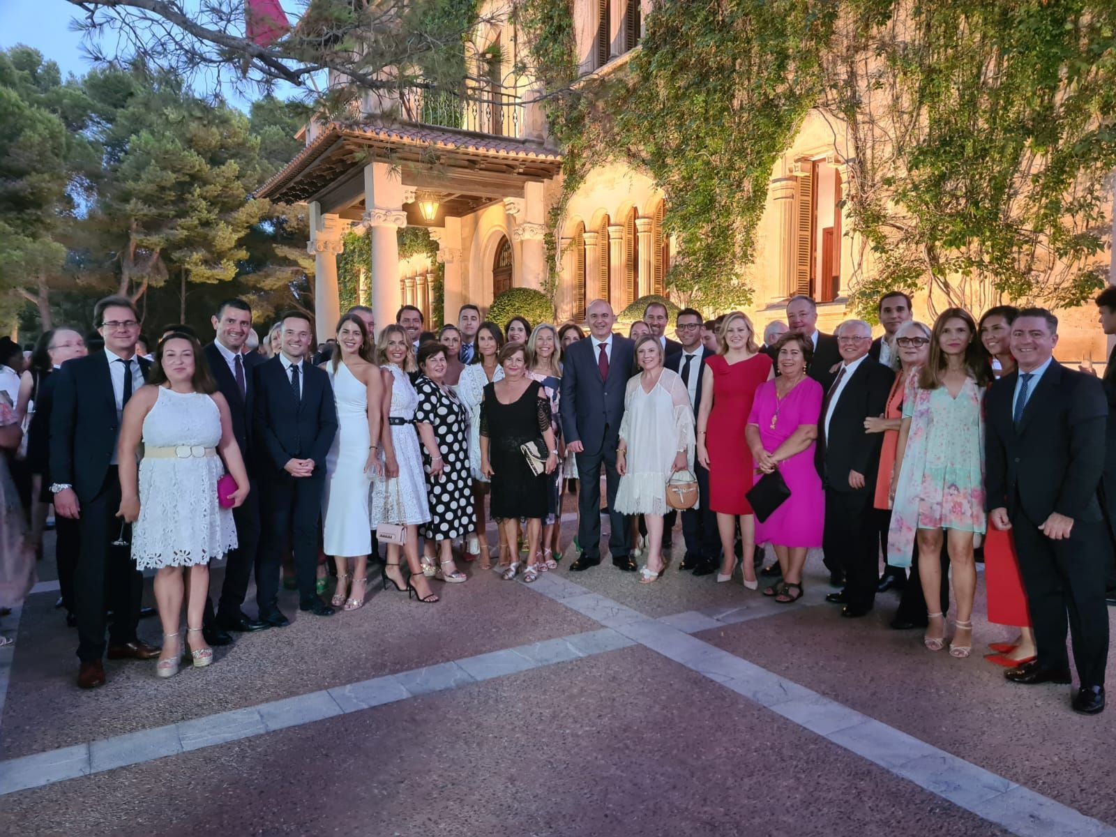 Mira aquí todas las fotos de la visita de los Reyes al Palacio Marivent para recibir a la sociedad balear