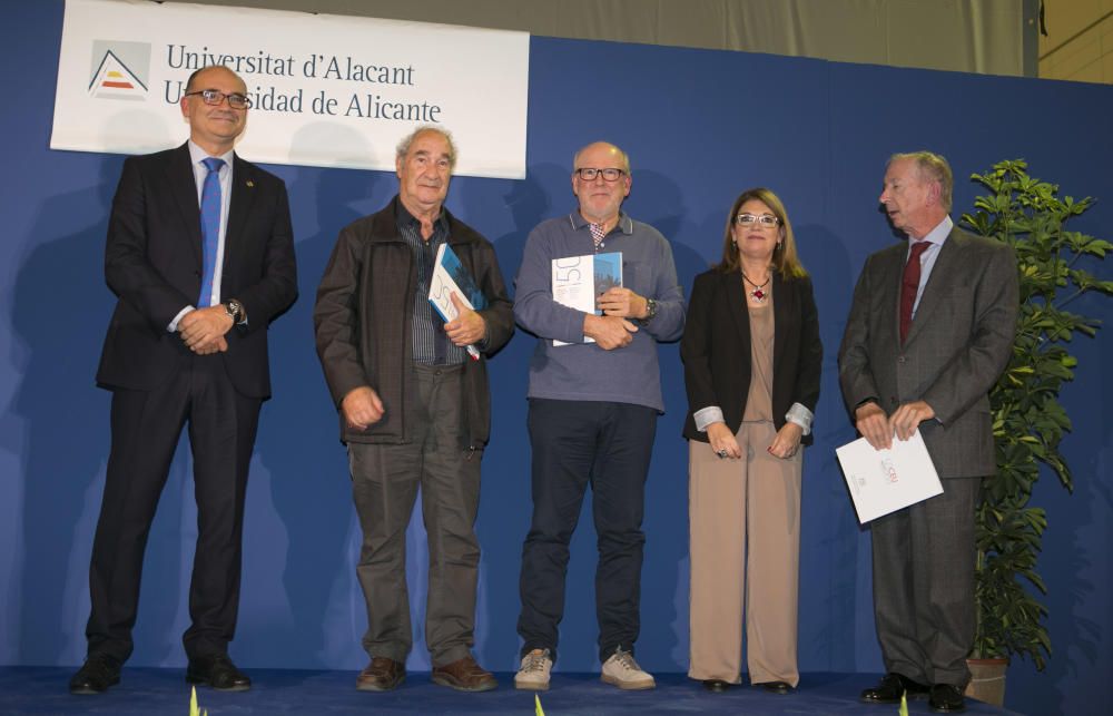 Decenas de profesores y alumnos del CEU, germen de la Universidad de Alicante, se reencuentran en un emotivo acto organizado en el campus.