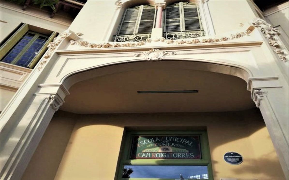 Fachada de la Escola de Música Can Roig i Torres de Santa Coloma.