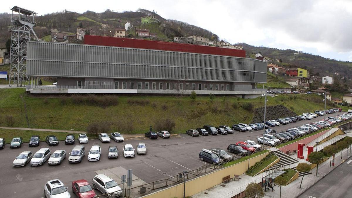 El edificio TIC de El Entrego, con el parking en la parte baja, donde se construirá la ampliación para el ordenador cuántico.