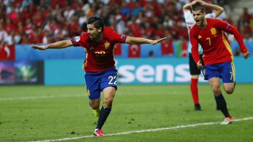 Nolito festeja el gol que marcó ayer ante Turquía. // Efe