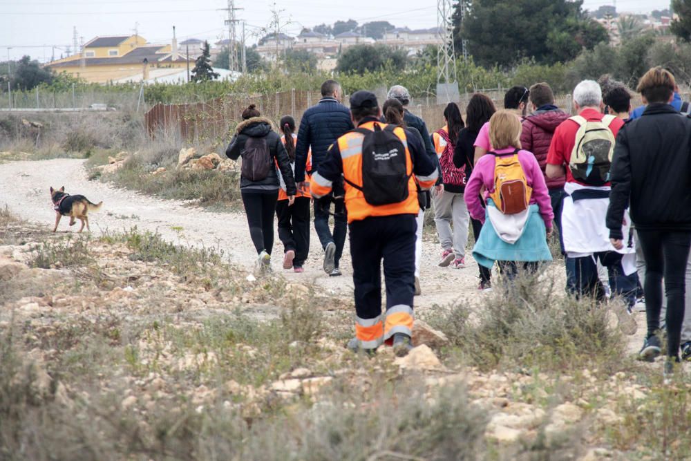 Voluntarios de Protección Civil ayer en el operativo de búsqueda en Los Montesinos