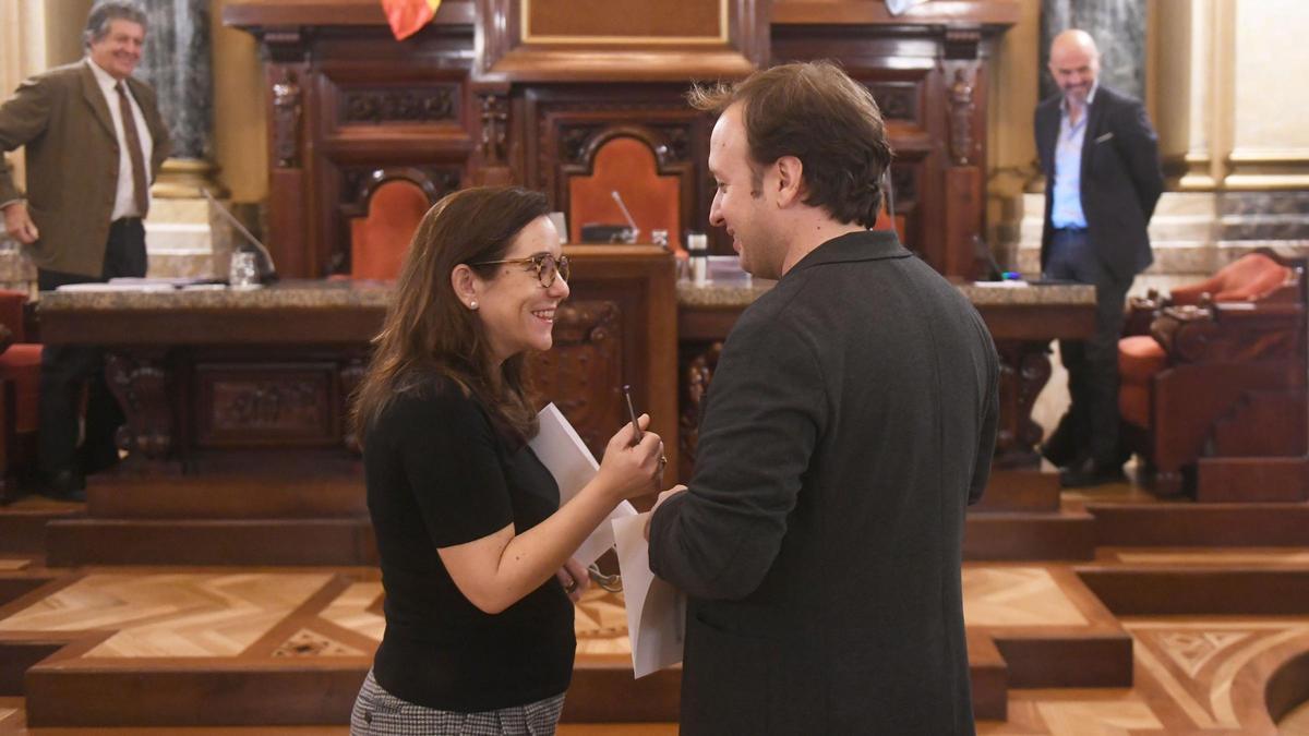 Inés Rey y Francisco Dinís Díaz Gallego, antes de un pleno municipal en A Coruña.