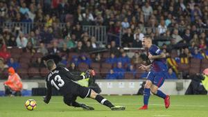 Alcácer supera a Soria para conseguir el primero de sus dos goles ante los sevillistas