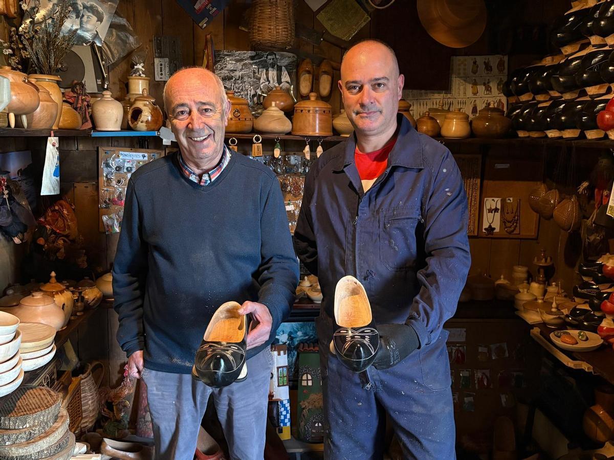 Raúl Martínez González y Raúl Martínez Rodríguez con su madreñas acabadas.