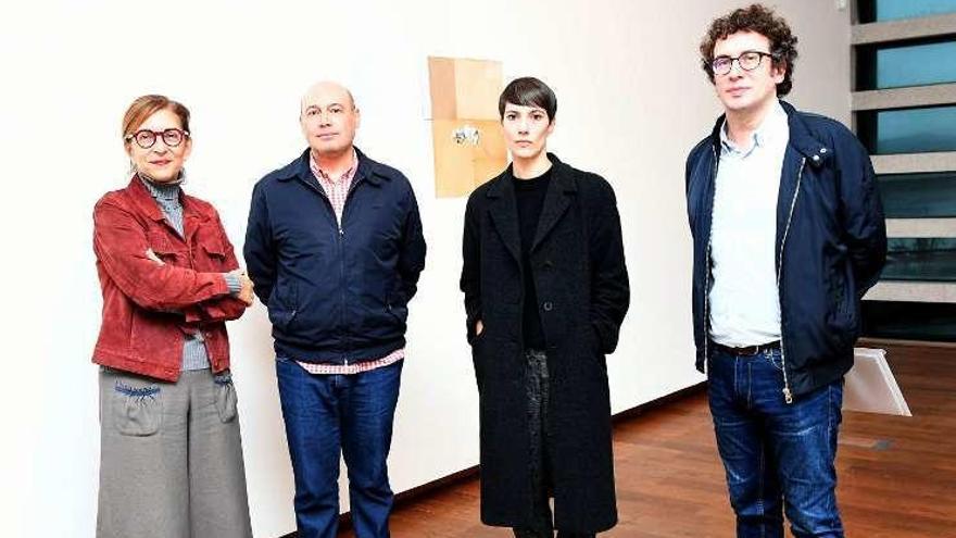 La directora de la fundación, el comisario de la exposición, la artista y el concejal de Culturas, ayer en la Fundación Luis Seoane.