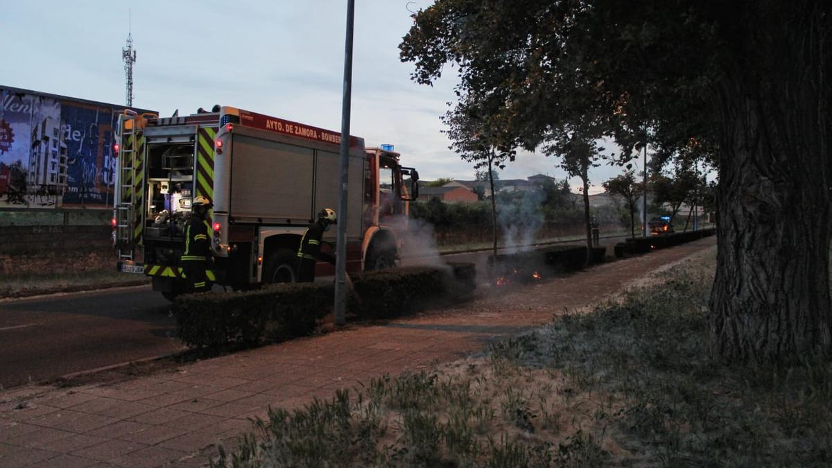 Los bomberos de Zamora sofocan un pequeño incendio en Pinilla.