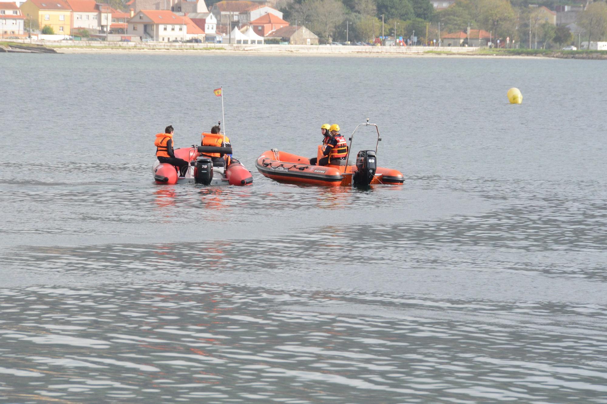 Escenas del simulacro de rescate frente a Moaña.