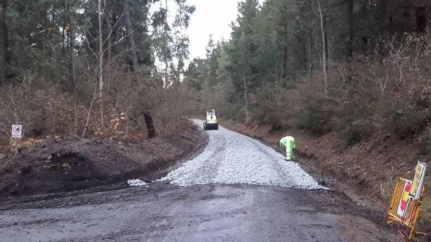 Obras de acceso a Martores y Requián, en Cuntis.  // FdV