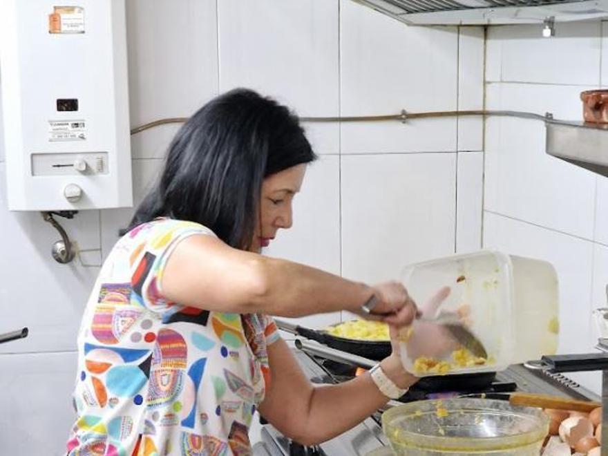 La dueña del Mareas Vivas preparando tortillas.   | //  M. MÉNDEZ