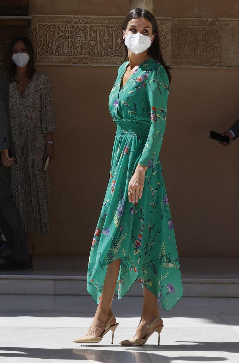 La reina Letizia recupera su vestido verde estampado de Maje durante su viaje a Granada