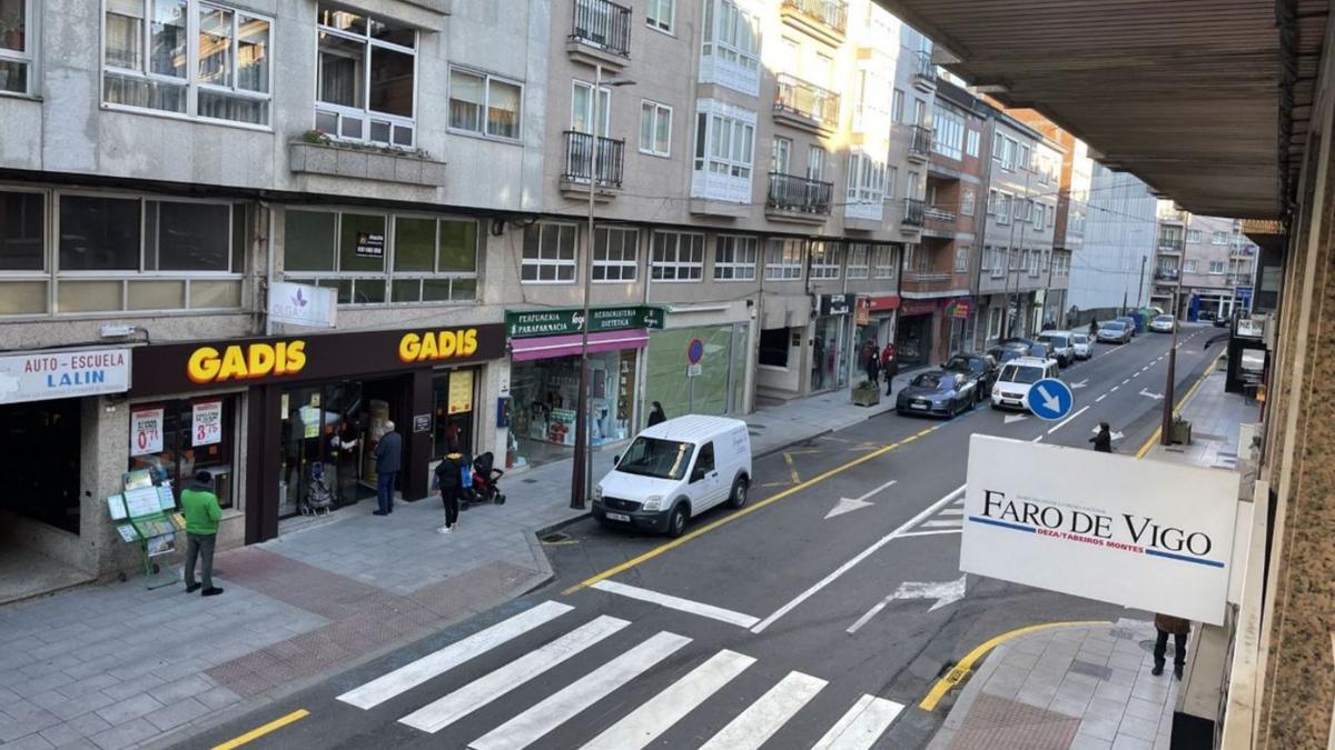 Locales comerciales cerrados en la calle Antonia Ferrín de Lalín durante el apagón.   | // Á. G. 