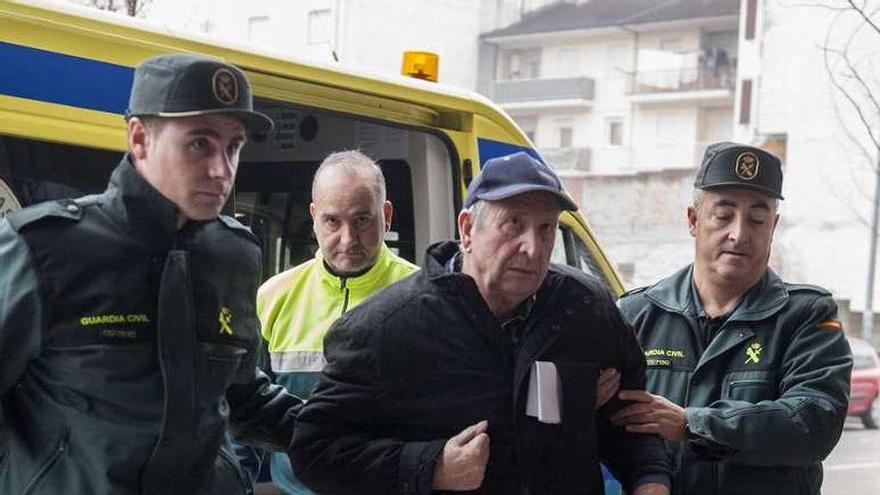 Aniceto Rodríguez, ayer a su entrada en los juzgados. // Brais Lorenzo