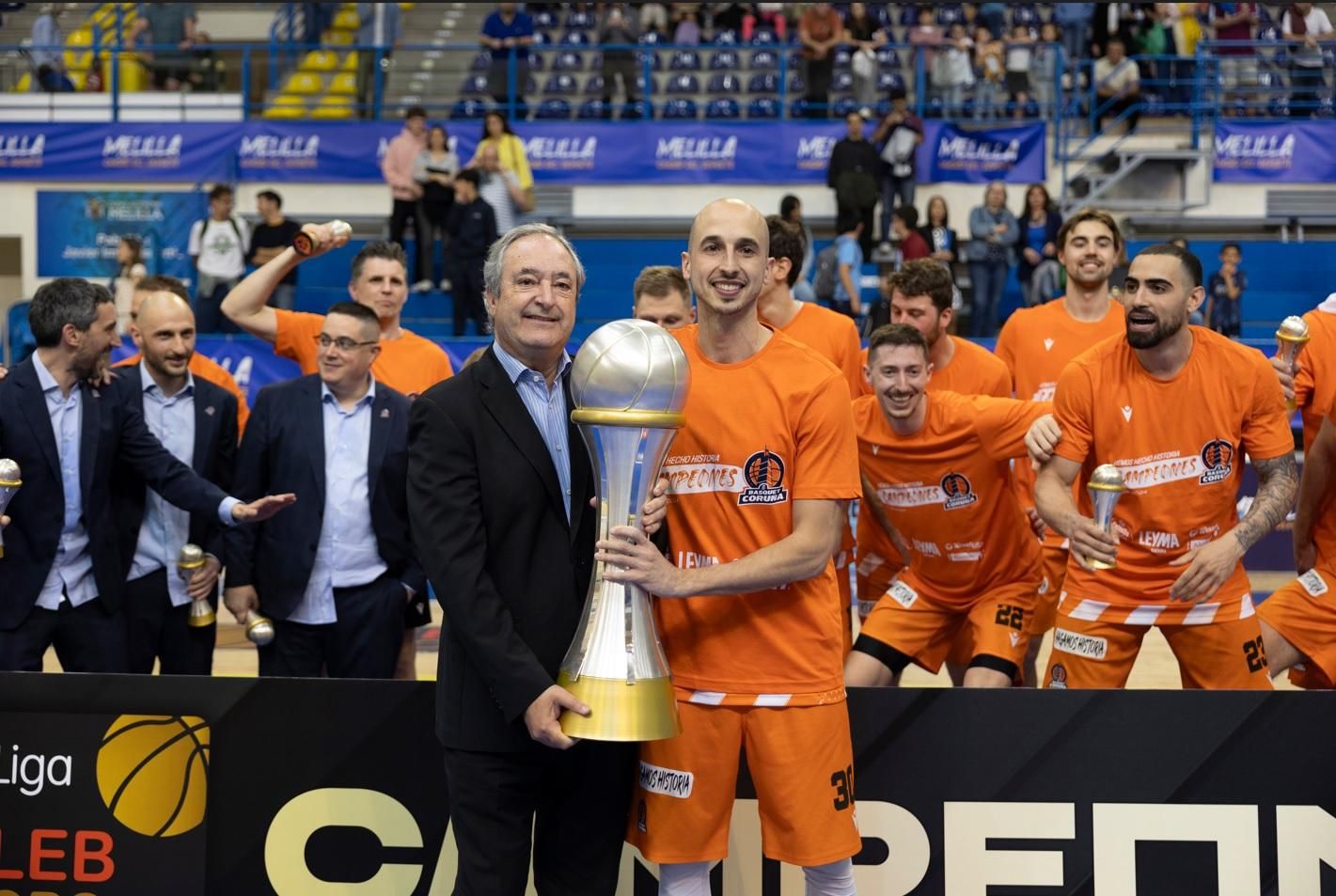 La fiesta del ascenso a la ACB del Leyma Básquet Coruña en Melilla.