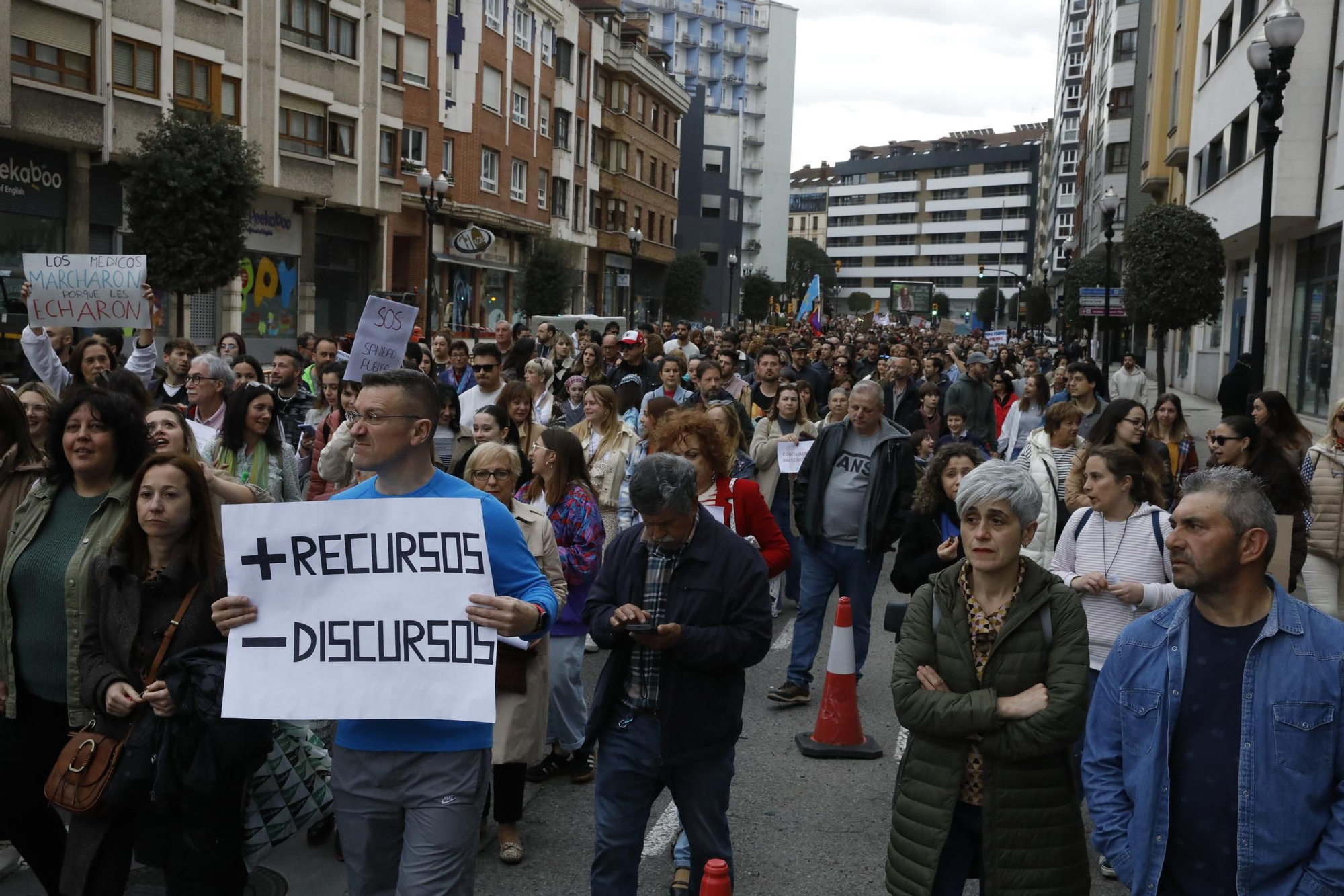 En imágenes: Los sanitarios se manifiestan en Gijón al grito de "no queremos más dinero, queremos mejores condiciones laborales"