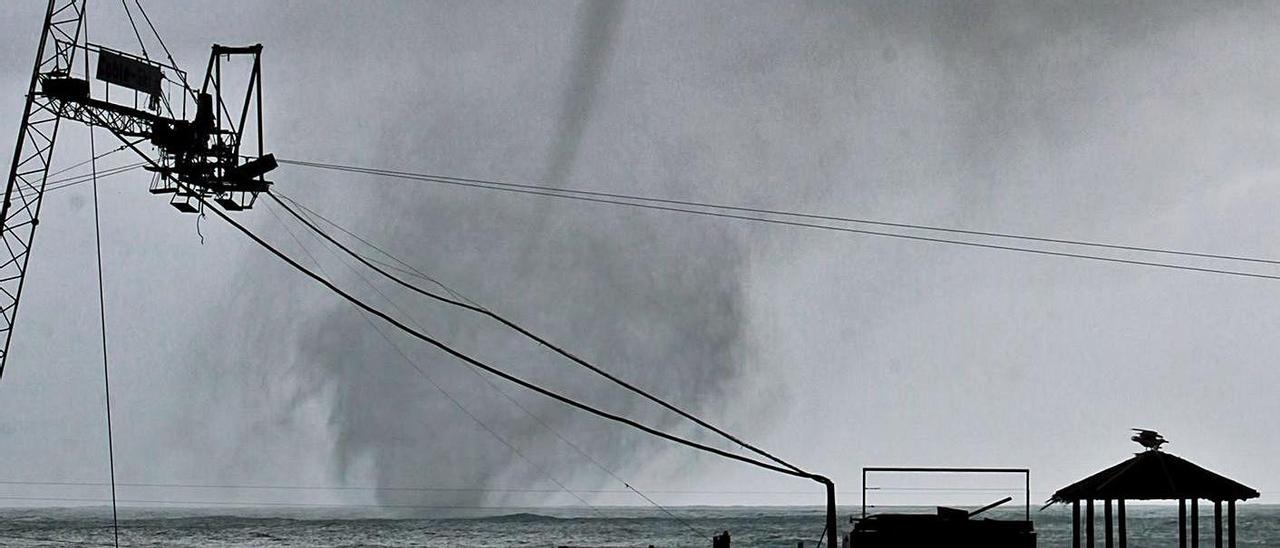 Un tromba marina formada en la playa de Levante de Benidorm, en una imagen reciente. | DAVID REVENGA